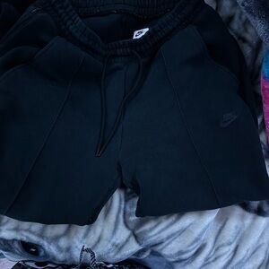 Nike Tech Fleece Mid-Rise
Joggers